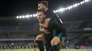 Bale y Mayoral celebran el gol del gal&eacute;s.