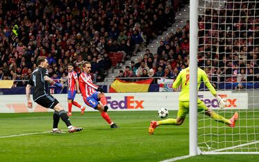 Mal chut desde fuera del área de Koke que se convierte en asistencia a un Griezmann que, también con un disparo mordido, bate a Takac por el primer palo.