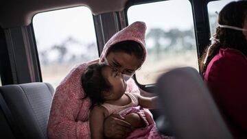 AME474. LIMA (PER&Uacute;), 16/05/2020.- Fotograf&iacute;a fechada el 15 de mayo de 2020 que muestra a Ana Herrera, mientras espera en un veh&iacute;culo de EsSalud que la llevar&aacute; a su hogar, tras recibir el alta, junto con su hija, en la Villa Pan