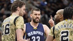 SAN01. SAN ANTONIO (TX, EEUU), 23/03/2017.- El jugador Marc Gasol (2i) de Memphis Grizzlies discute junto a su hermano Pau Gasol (i) de San Antonio Spurs hoy, jueves 23 de marzo de 2017, durante un juego entre Memphis Grizzlies y San Antonio Spurs de la NBA, que se disputa en San Antonio, Texas (Estados Unidos). EFE/Darren Abate