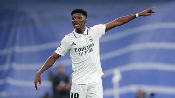 Tchouameni da instrucciones durante el partido del Shakhtar.