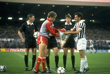 El estadio de Bruselas se dispon¨ªa a vivir una bonita noche de f¨²tbol europeo. El Liverpool era el vigente campe¨®n de Europa y la Juventus campeona de la Recopa de Europa, llegaba a la final en un buen nivel. El encuentro promet¨ªa un gran espect¨¢culo y por eso miles de aficionados de Italia e Inglaterra viajaron a B¨¦lgica para no perd¨¦rselo.