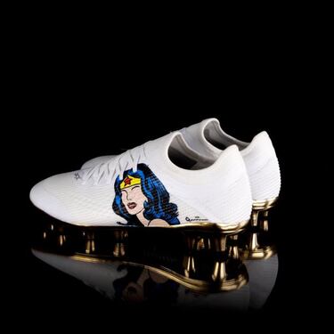 Los zapatos especiales de Jennifer Muñoz, inspirados en Wonder Woman y creados por Erik Guzón