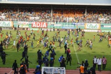 El público invadió el estadio Felix Houphouet-Boigny tras el encuentro de clasificación para la Copa Africana entre Costa de Marfil y Camerún.