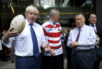 Boris Johnson arroya al niño de 10 años durante un acto de rugby callejero. El alcalde de Londres se encuentra éstos días en Tokio para estrechar lazos culturales con la ciudad nipona.