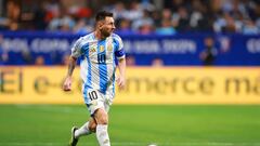 ATLANTA, GEORGIA - JUNE 20: Lionel Messi of Argentina controls the ball during the CONMEBOL Copa America group A match between Argentina and Canada at Mercedes-Benz Stadium on June 20, 2024 in Atlanta, Georgia.   Hector Vivas/Getty Images/AFP (Photo by Hector Vivas / GETTY IMAGES NORTH AMERICA / Getty Images via AFP)