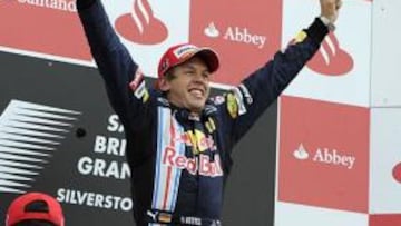 <b>EUFÓRICO.</b> El piloto alemán de Red Bull Sebastian Vettel escenificó su alegría en el podio de Silverstone tras la victoria en el Gran premio de Gran Bretaña.