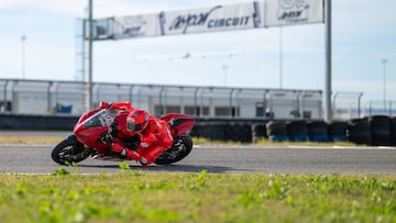 Marc Márquez entrena en el Circuito Aspar con una Ducati Panigale V2 casi cien días después de su caída en Indonesia.