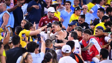 Momento en que se desata la pelea entre jugadores de Uruguay y aficionados colombianos.