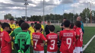 El árbitro de alevines que es un ejemplo para el mundo entero