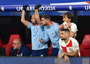 El jugador croata Luka Modric no puede disimular los nervios en el tramo final del partido entre Croacia e Italia. 