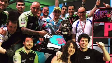 El equipo SAG celebrando el podio de Salom en Qatar.