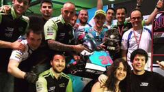 El equipo SAG celebrando el podio de Salom en Qatar.