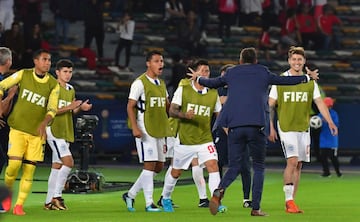 CF Pachuca's Uruguayan coach Diego Alonso (2nd-R) celebrates with his players after winning their FIFA Club World Cup quarter-final match against Wydad Casablanca, at Zayed Sports City Stadium in the Emirati capital Abu Dhabi on December 9, 2017. / AFP PHOTO / GIUSEPPE CACACE