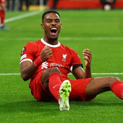 Gravenberch encuentra su sitio