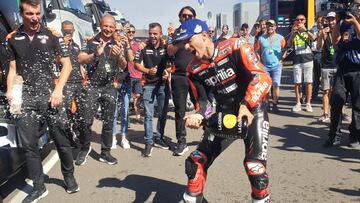 Maverick celebrando su podio en Silverstone.