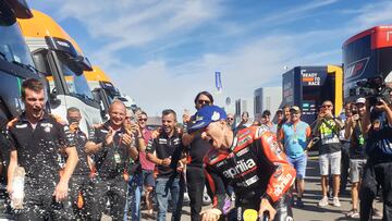 Maverick celebrando su podio en Silverstone.