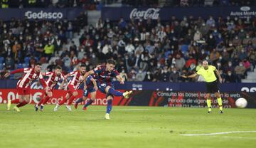 Bardhi empató el partido de penalti. 1-1.