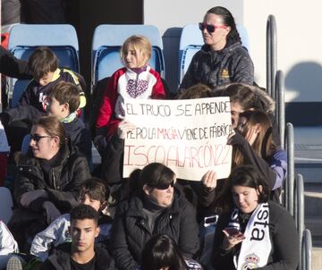 Cientos de seguidores se acercaron a la ciudad deportiva del Real Madrid para ver a sus ídolos durante el último entrenamiento del año