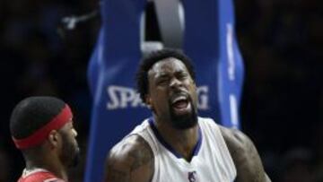 DeAndre Jordan festeja una acci&oacute;n ante Josh Smith.