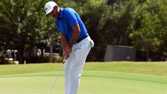 Sergio Garc&iuml;a realiza un putt en el noveno hoy durante la primera jornada del Wyndham Championship en el Sedgefield Country Club.