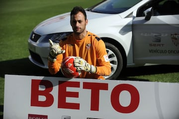 Fue la reacción del Sevilla a la marcha de Diego López al Real Madrid y el cambio no les pudo salir mejor. Respondió desde el primer día y un año después estaba ganando una Europa League al Benfica. Fue el inicio de las tres seguidas que consiguieron en Nervión, aunque en las dos siguientes no participó como titular.

