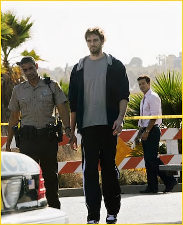 Cuando el p¨ªvot jugaba en Los Lakers apareci¨® en un cap¨ªtulo de 'CSI: Miami' en el a?o 2009. Era el sospechoso de un crimen y acababa apareciendo muerto en su celda. El forense se sorprend¨ªa de su estatura al hacerle la autopsia. En esa misma etapa tambi¨¦
