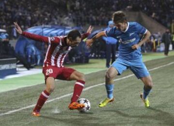 Juanfran del Atlético de Madrid y Oleg Shatov del Zenit St Petersburg durante el partido de Champions League en el estadio Petrovsky de San Petersburgo