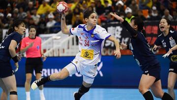 Alicia Fern&aacute;ndez lanza a porter&iacute;a durante el partido entre Jap&oacute;n y Espa&ntilde;a del Mundial de Balonmano Femenino.