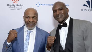 Mike Tyson y Evander Holyfield posan antes de la Gala de la Harold and Carole Pump Foundation de 2019 en Beverly Hills, California.