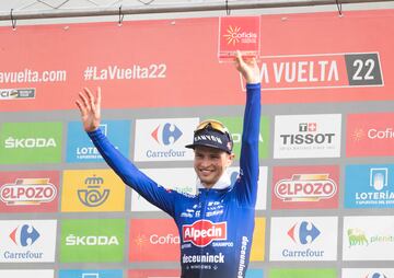 Vine el el pódium celebrando la victoria.