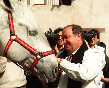 De todos era sabida la pasión de Jesús Gil por los caballos. En la foto con el famoso "Imperioso".