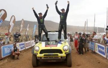 El español Nani Roma y su copiloto Michel Perin celebran su primer triunfo en la categoría de coches, tras finalizar la última etapa del Rally Dakar 2014 en la localidad de Illapel, a 150 kilómetros de Valparaíso (Chile).