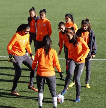 Luis Amaranto Perea recibe a 'Las Leonas' en la sede del Atlético