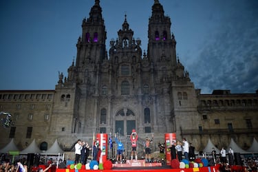 Primoz Roglic dominó La Vuelta con mano de hierro y logró su tercera general consecutiva para entrar en la historia de la carrera. El esloveno, al estilo Froome, quedará como esas estrellas que honraron a la ronda española y la hicieron más grande. El segundo puesto de Enric Mas fue el mayor logro del ciclismo español en un mal año y la confirmación de que el mejor ciclismo del mallorquín está por venir.