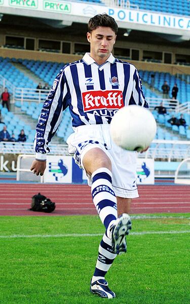 La Real Sociedad negoció con el RCD Espanyol al que acabó pagando 350 millones de pesetas por el traspaso en la temporada 99/00.