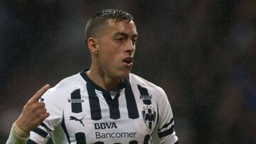El atacante argentino selló su doblete y el triunfo de Rayados con vistosa anotación, en duelo caracterizado por la polémica arbitral.