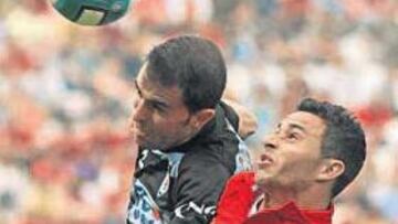 <b>SIN SUERTE. </b>Rubén Castro pelea una pelota aérea con Ansotegi, que marcó el tercero.