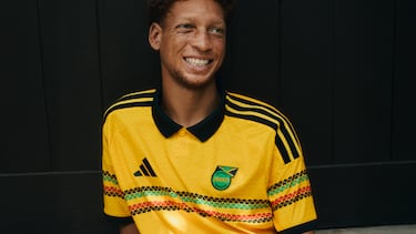 El remate final incluye “Reggae Boyz” y “Reggae Girlz”, los apodos de la selección masculina y femenina, inscritos en la parte trasera de la camiseta con una tipografía inspirada en el logo del sello discográfico de Bob Marley, Tuff Gong.