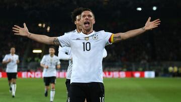 Lukas Podolski festeja un gol con la Selección de Alemania