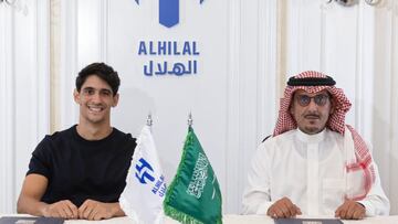 Bono, a la izquierda, tras firmar con Al Hilal hasta 2028.