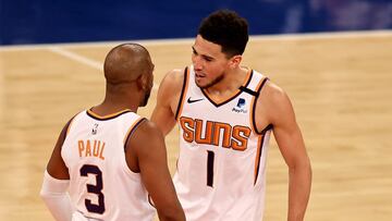 Chris Paul y Devin Booker celebran una acci&oacute;n en el partido entre New York Knicks y Phoenix Suns.