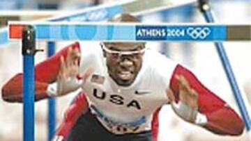 <b>AL SUELO. </b>Allen Johnson tropezó aparatosamente con las vallas y solventó sus dificultades lanzándose en plancha a la pista para evitar darse con la cara en uno de los obstáculos. Era el favorito al oro.