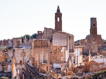 Por este motivo quedó abandonado ya que se construyó un pueblo nuevo. Es uno de esos lugares que hiela la sangre por su historia, que se ve reflejada en las ruinas del pueblo. Numerosas personas afirman haber escuchado psicofonías, lamentos, ecos de la guerra e incluso haber visto presencias misteriosas.