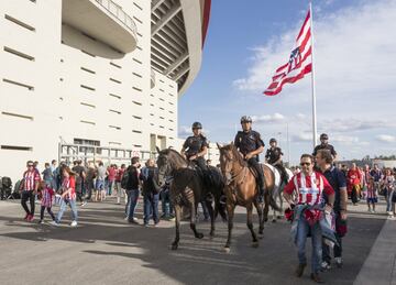 Desde las 10:00 de la mañana los aficionados atléticos celebran el estreno del nuevo estadio rojiblanco Wanda Metropolitano en los alrededores del estadio.