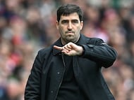 LONDON (United Kingdom), 11/04/2026.- Andoni Iraola manager of Bournemouth gestures during the English Premier League match Arsenal FC against AFC Bournemouth, in London, Britain, 11 April 2026. (Reino Unido, Londres) EFE/EPA/VINCE MIGNOTT EDITORIAL USE ONLY. No use with unauthorized audio, video, data, fixture lists, club/league logos, 'live' services or NFTs. Online in-match use limited to 120 images, no video emulation. No use in betting, games or single club/league/player publications.