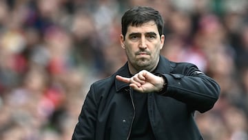 LONDON (United Kingdom), 11/04/2026.- Andoni Iraola manager of Bournemouth gestures during the English Premier League match Arsenal FC against AFC Bournemouth, in London, Britain, 11 April 2026. (Reino Unido, Londres) EFE/EPA/VINCE MIGNOTT EDITORIAL USE ONLY. No use with unauthorized audio, video, data, fixture lists, club/league logos, 'live' services or NFTs. Online in-match use limited to 120 images, no video emulation. No use in betting, games or single club/league/player publications.