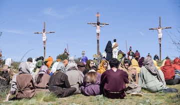 Actores representan la Crucifixión durante la pasión viviente de Hiendelaencina, a 7 de abril de 2023, en Hiendelaencina, Guadalajara, Castilla-La Mancha (España). Los vecinos de Hiendelaencina y en un número de casi 130 actores, todos ellos no profesionales representan escenas de la Semana Santa en directo en la Plaza Mayor y en las afueras del pueblo. Esta tradición que cumple cincuenta años atrae a cientos de visitantes y está declarada como Fiesta de Interés Turístico Regional.