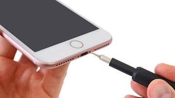 Esto es lo que pasa si arreglas un iPhone 7 por tu cuenta