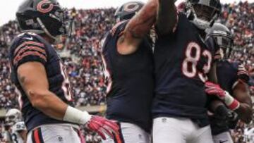 Los Chicago Bears celebran un TD de Martellus Bennett.